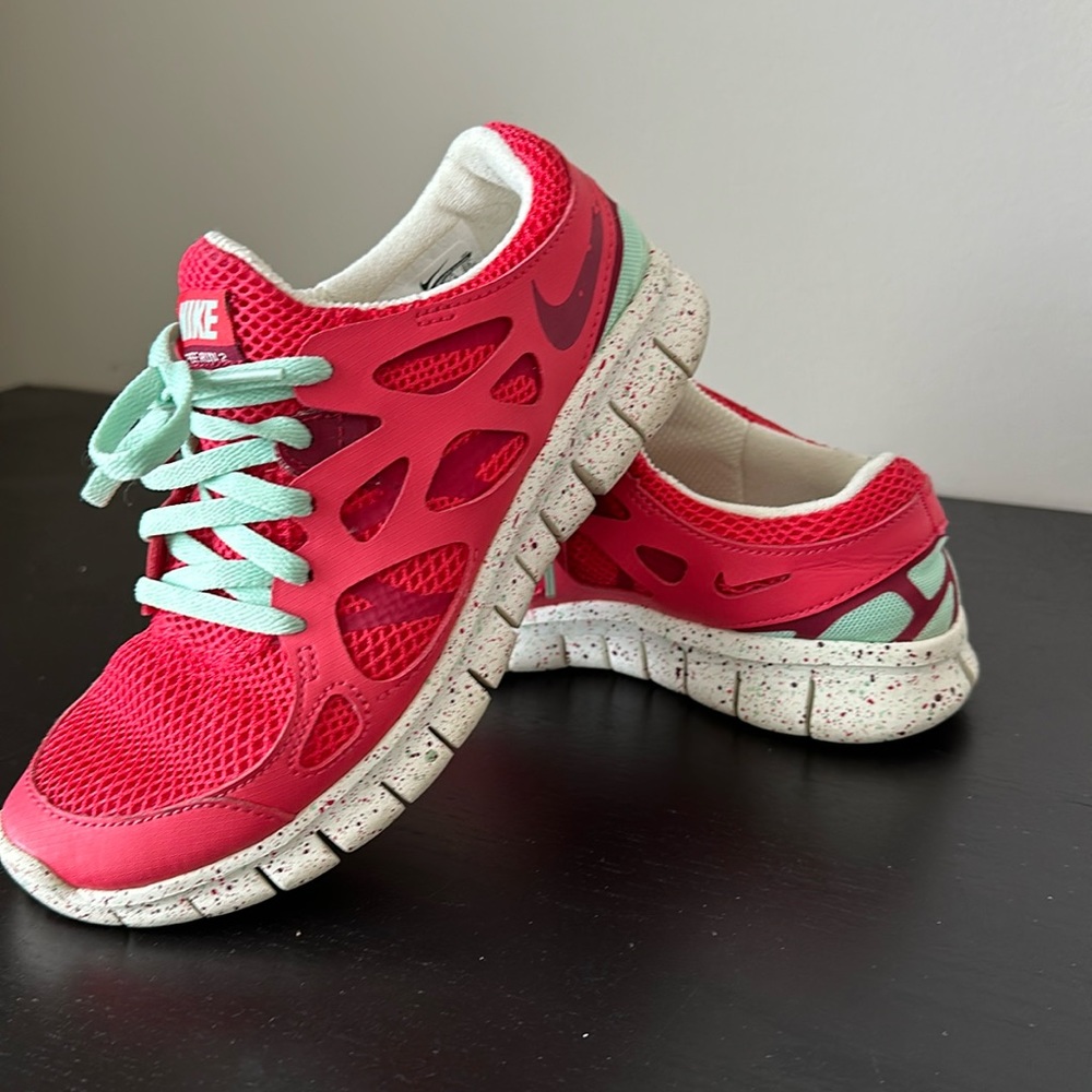 Nike Free Run Women’s size 6.  Lightly worn and 100% authentic Nike!